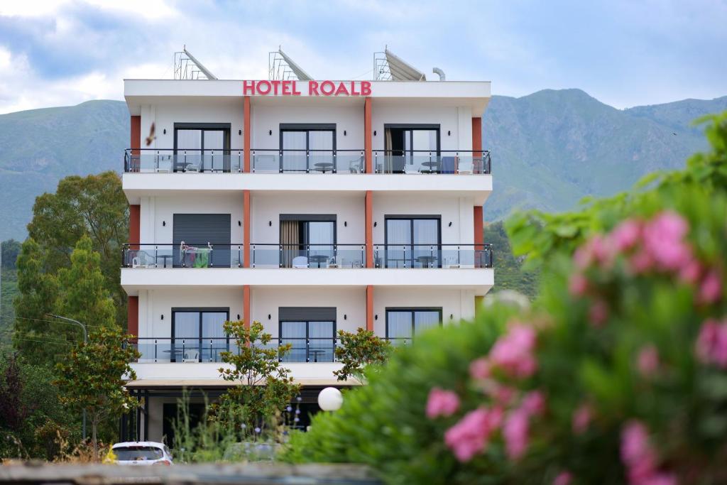 Nespecifikovaný výhled na hory nebo výhled na hory při pohledu z hotelu