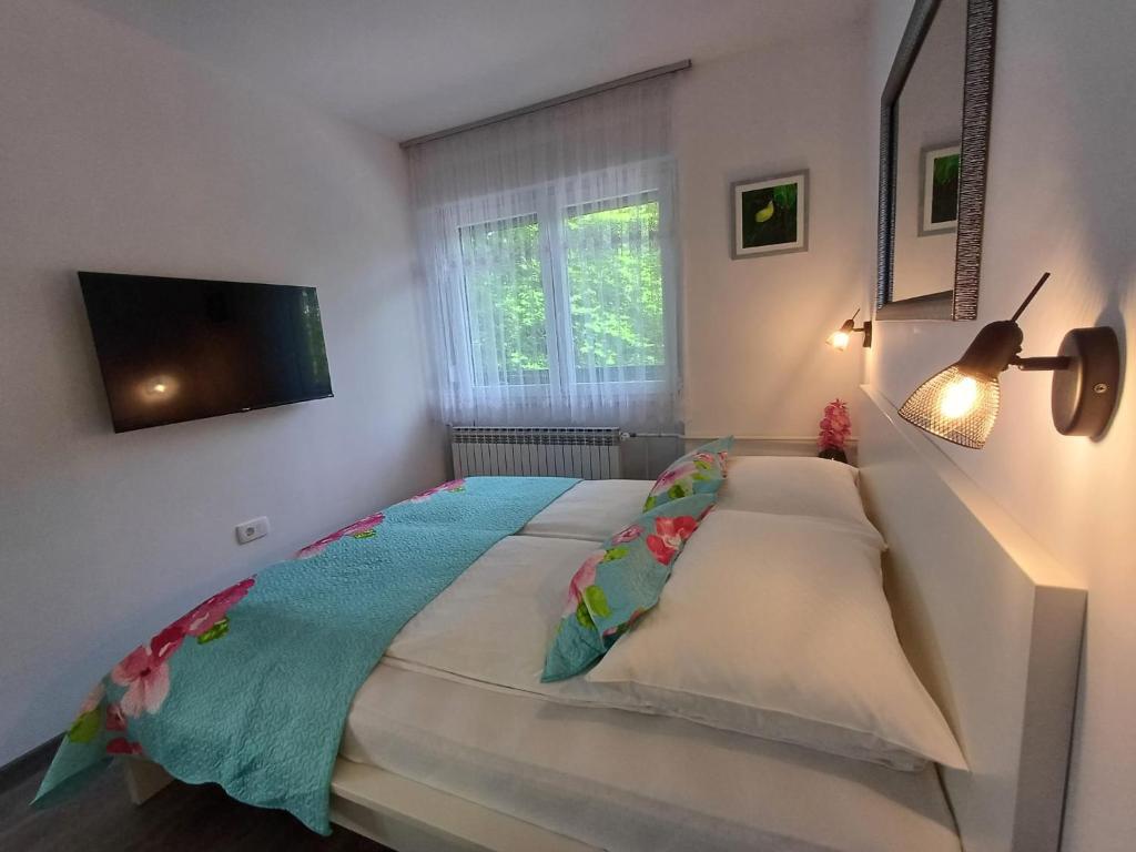 Posteľ alebo postele v izbe v ubytovaní Emerald Luxury Apartments