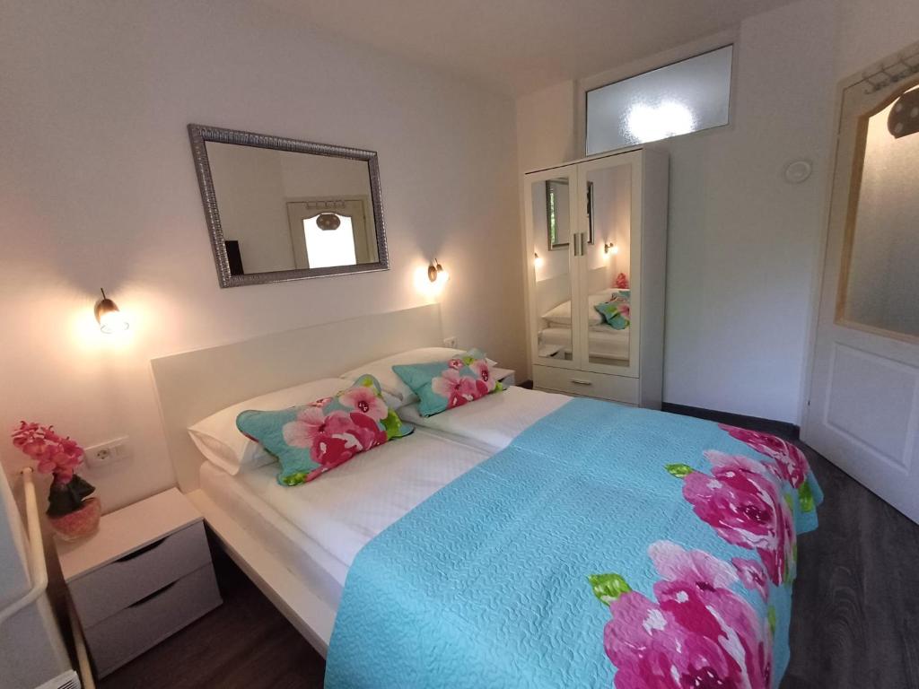 Posteľ alebo postele v izbe v ubytovaní Emerald Luxury Apartments