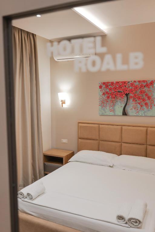 Postel nebo postele na pokoji v ubytování Hotel Roalb