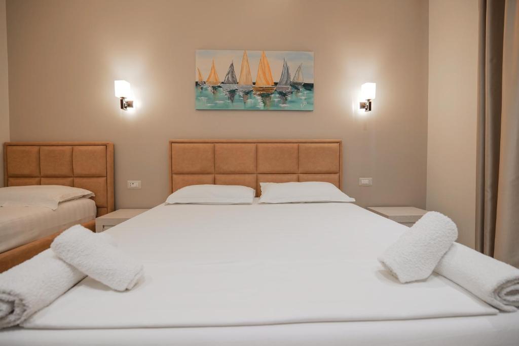 Postel nebo postele na pokoji v ubytování Hotel Roalb