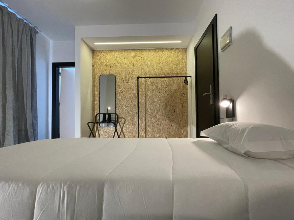 een slaapkamer met een groot wit bed en een raam bij HI Parque das Nações – Pousada de Juventude in Lissabon