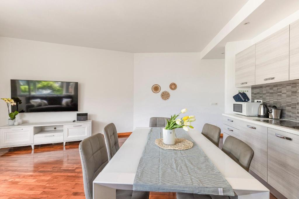 Kuchyň nebo kuchyňský kout v ubytování Appartamento con Terrazzo Vistalago