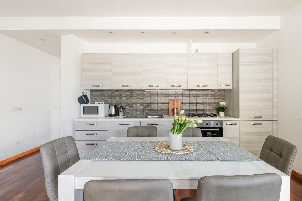 Kuchyň nebo kuchyňský kout v ubytování Appartamento con Terrazzo Vistalago
