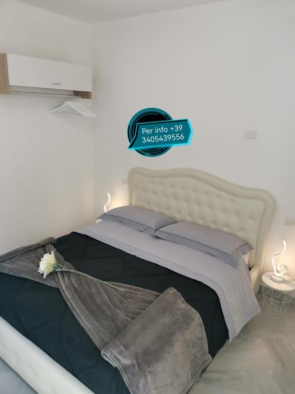 Postel nebo postele na pokoji v ubytování LONATE ROOM