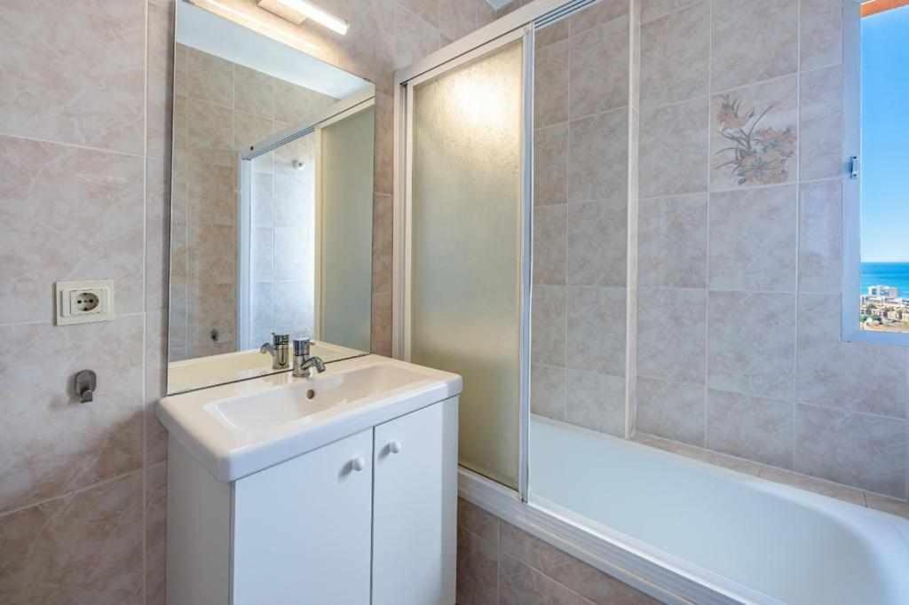 Kúpeľňa v ubytovaní Benalmadena apartment with wonderful views