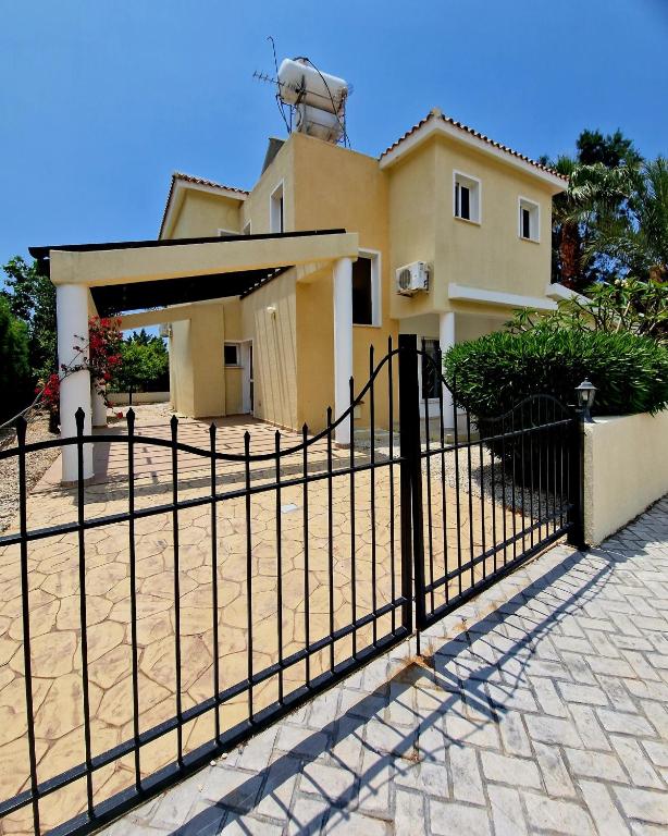 3 Bedroom Villa, close to Coral Bay strip and the beach