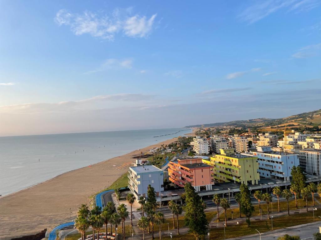 een luchtzicht op een stad en het strand bij Oltre le Nuvole in Lido di Fermo