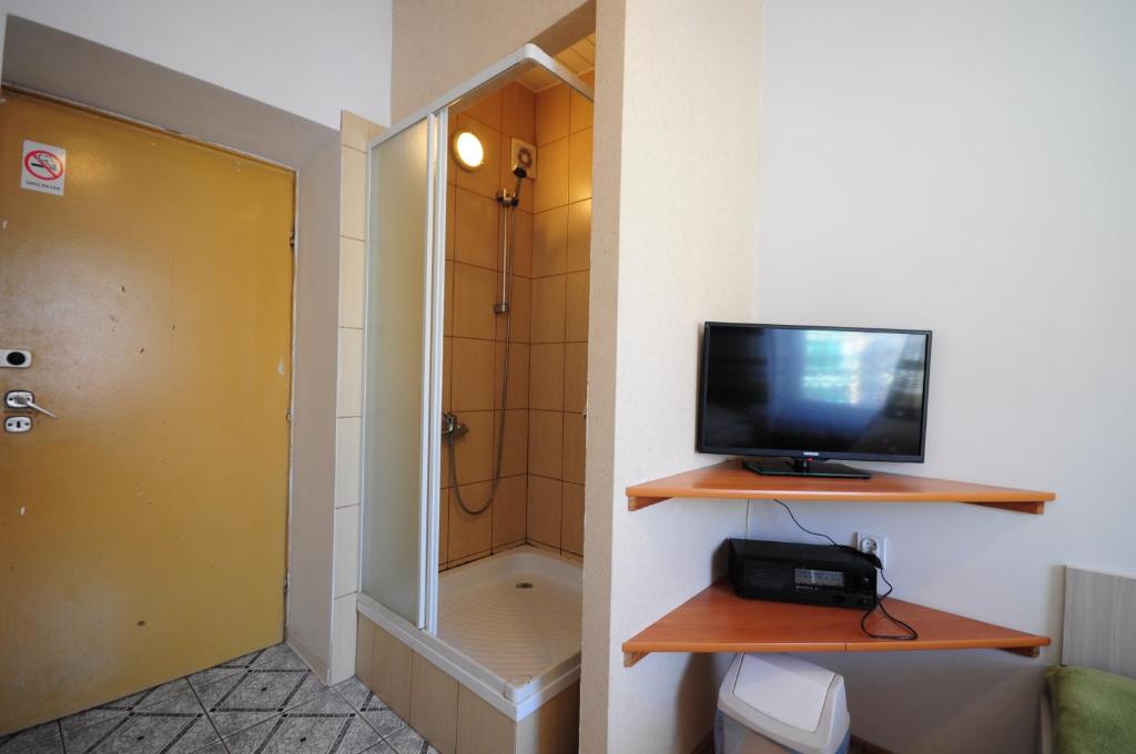 Televízia a/alebo spoločenská miestnosť v ubytovaní Hotel Wysoka Brama