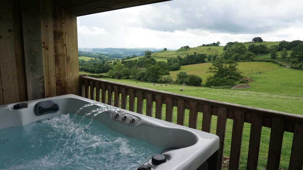 Barley Cottage - 5* Cyfie Farm with log burner and private covered hot tub - Casa De Una Habitación