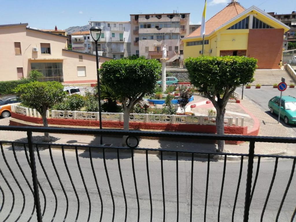 Blick auf eine Stadt mit Bäumen und Gebäuden in der Unterkunft B&B da Giovanna in Santa Maria del Cedro