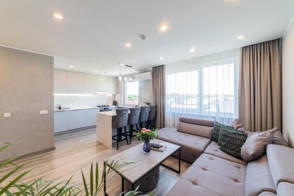E.D. Luxury Apartaments في شياولياي: غرفة معيشة مع أريكة وطاولة