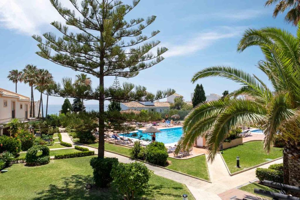 Basen w obiekcie Garden & Sea Apartments Mijas Costa & Fuengirola lub w pobliżu