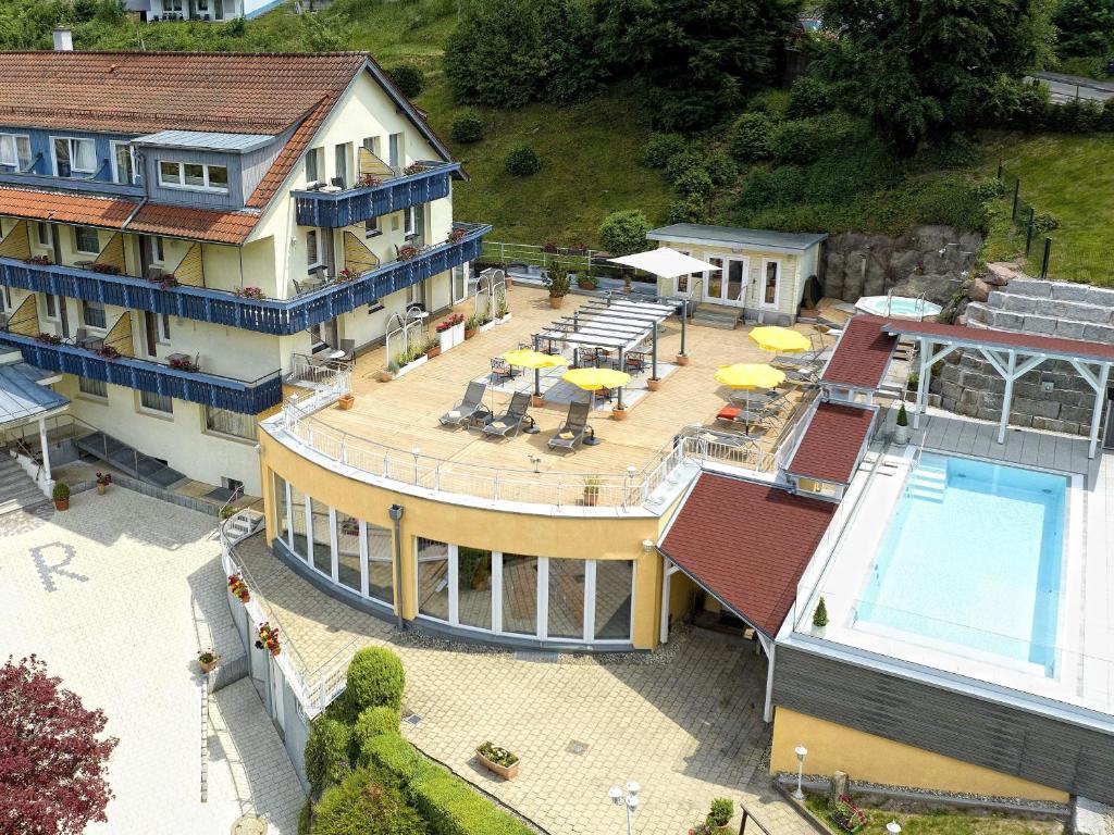einem Luftblick auf ein Gebäude mit einem Pool in der Unterkunft Wellnesshotel Rothfuß mit Spa und 2 Schwimmbädern in Bad Wildbad
