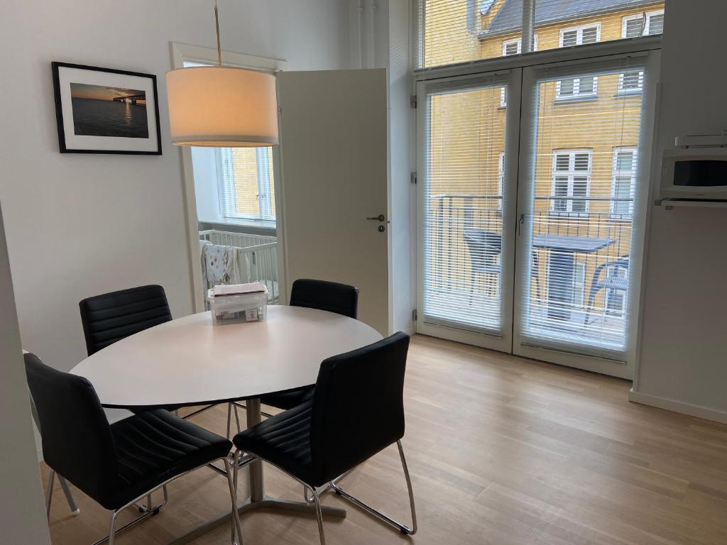 a dining room with a white table and chairs at City Center Apartments 694 in Copenhagen