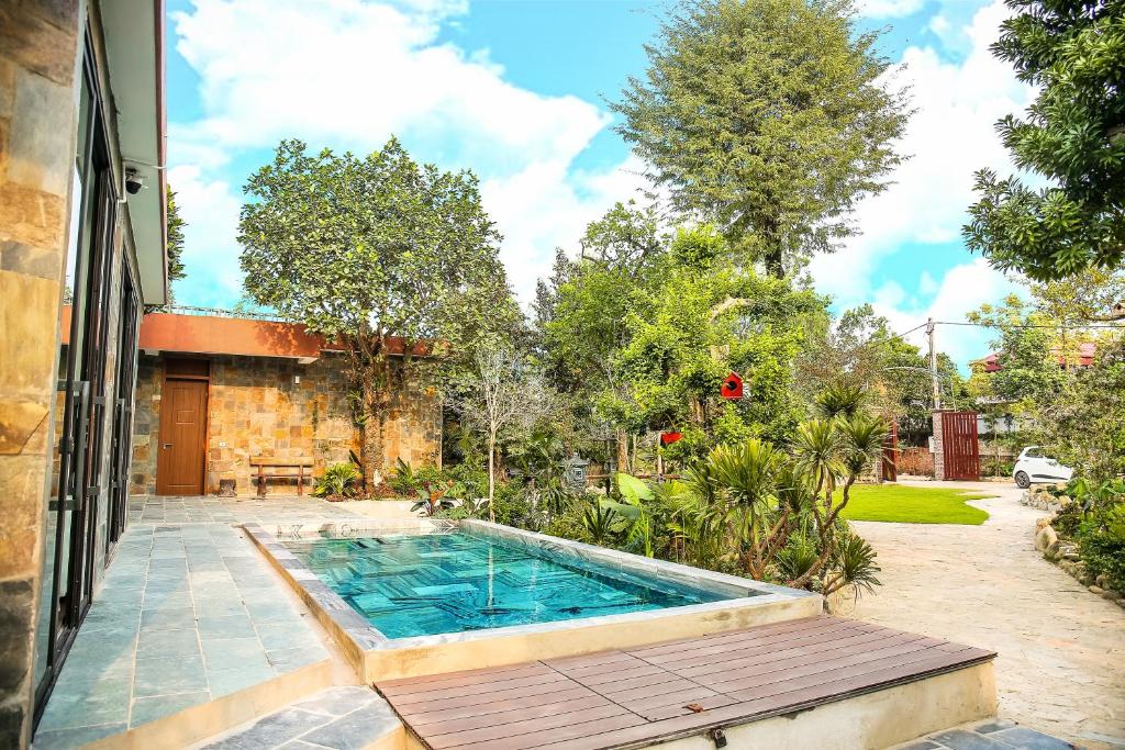 Vĩnh PhúcにあるAn Sunrise Villa Vinh Phucの家の裏庭にあるプール