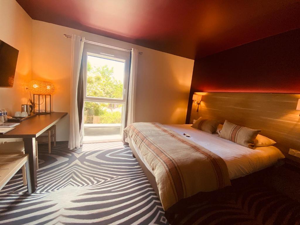 Postel nebo postele na pokoji v ubytování Hôtel Restaurant Le Relais des Gourmands