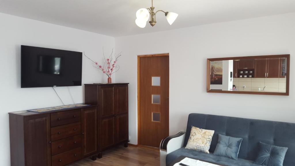 Televízia a/alebo spoločenská miestnosť v ubytovaní APARTHOTEL Apartamenty KORONA przy Termach Cieplickich 10proc rabatu do TERM Jelenia Góra Cieplice