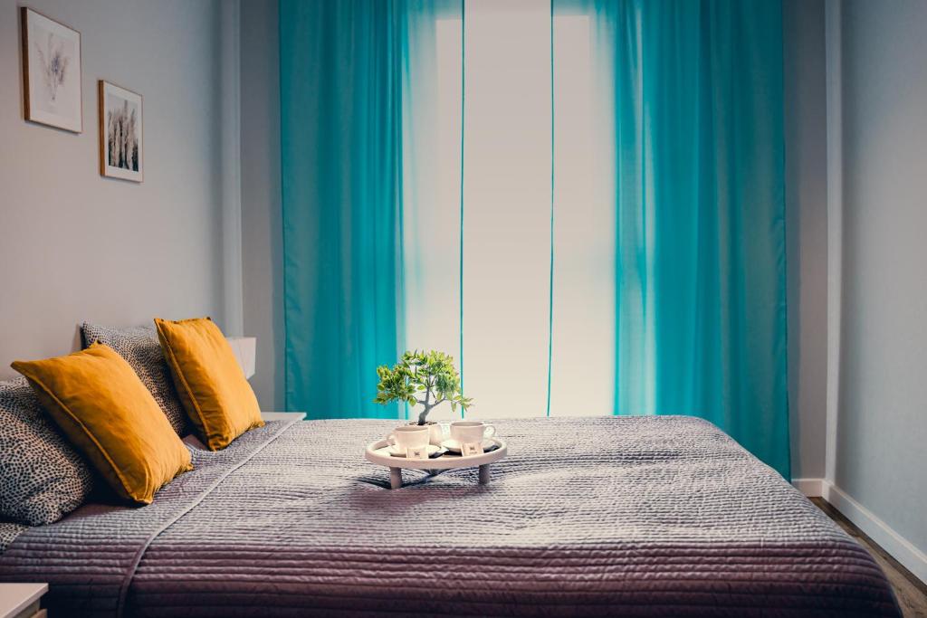 Un dormitorio con una cama con una mesa. en Turkusowe tarasy apartament, en Czeladź