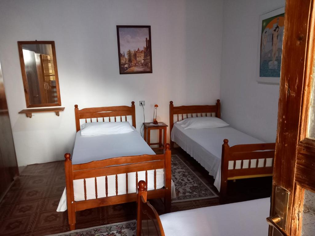Uma cama ou camas num quarto em Guesthouse & hostel Lorenc