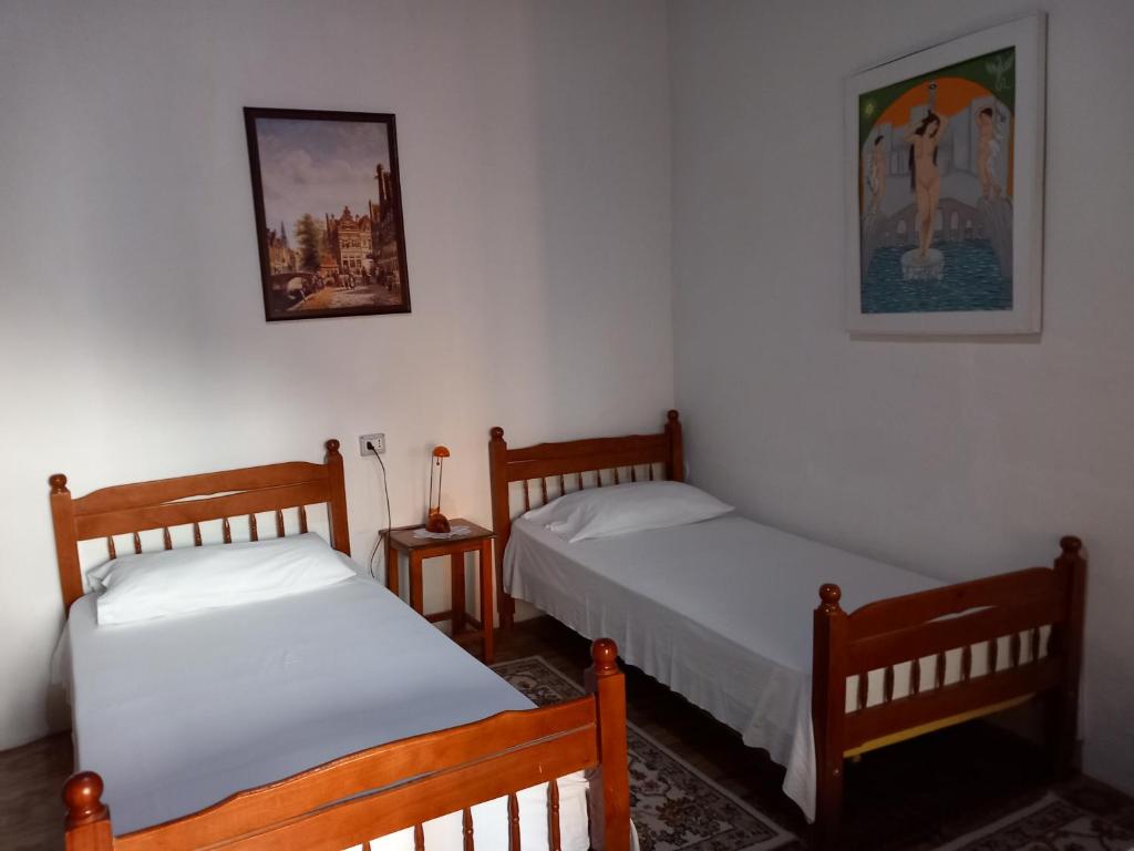 Uma cama ou camas num quarto em Guesthouse & hostel Lorenc
