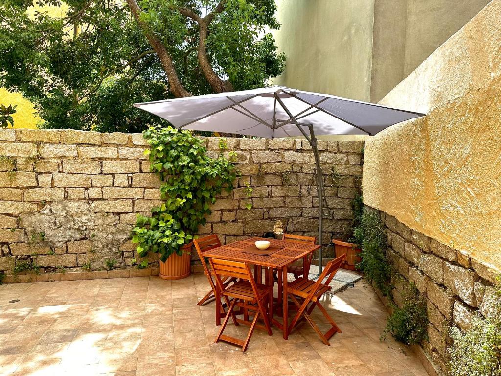 Patio nebo venkovní prostory v ubytování Spacious 3-Bedroom Apartment with Courtyard in Tempio Pausania - Perfect for Families