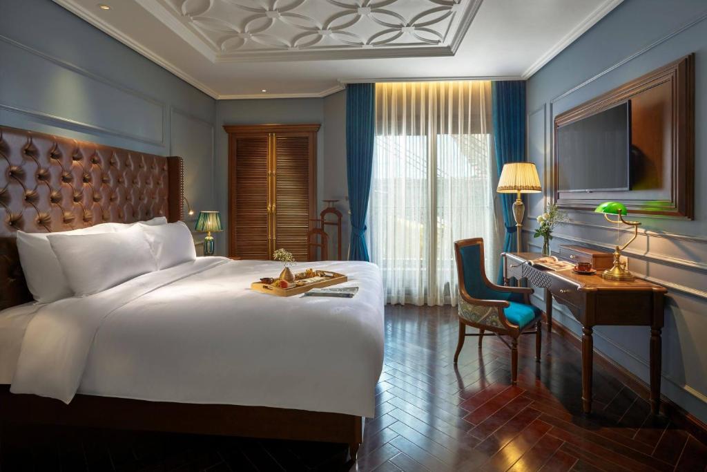 Postel nebo postele na pokoji v ubytování Peridot Grand Luxury Boutique Hotel