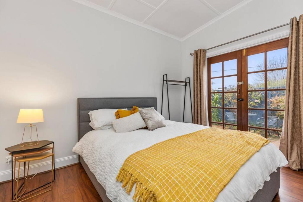 Stylish Lake Albert Cottage, Wagga Wagga, Wagga Wagga Updated 2023 Prices