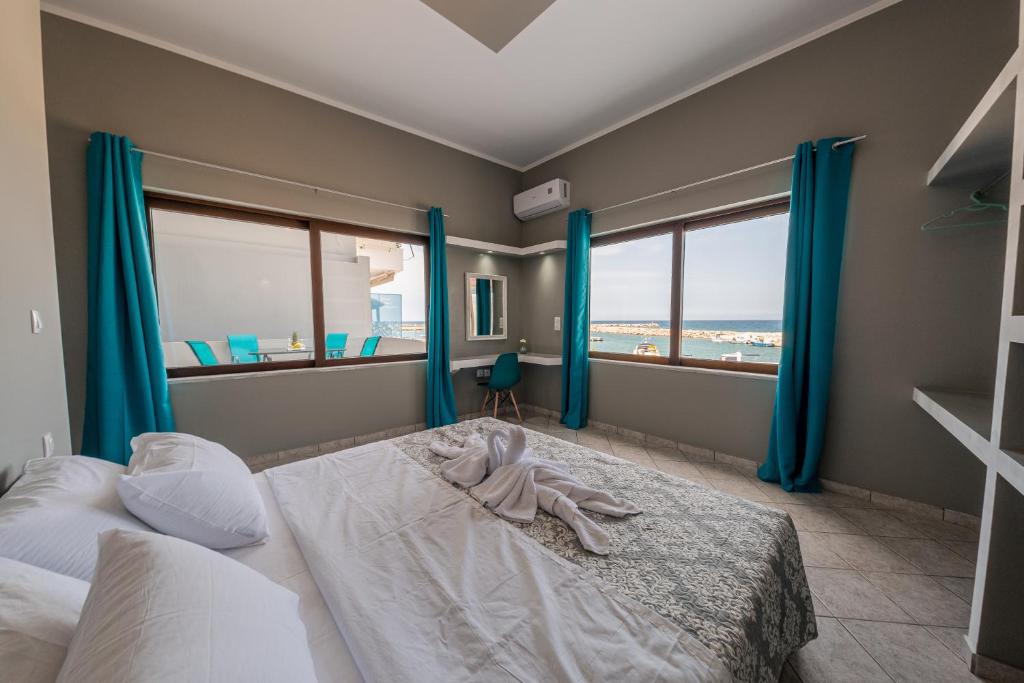 Postel nebo postele na pokoji v ubytování Luxury Sea View Apartment in Kolimvari