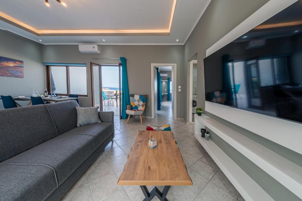 TV a/nebo společenská místnost v ubytování Luxury Sea View Apartment in Kolimvari