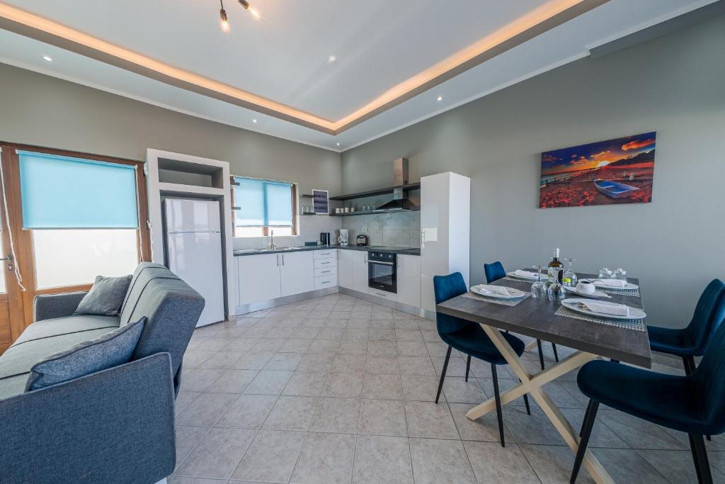 Kuchyň nebo kuchyňský kout v ubytování Luxury Sea View Apartment in Kolimvari
