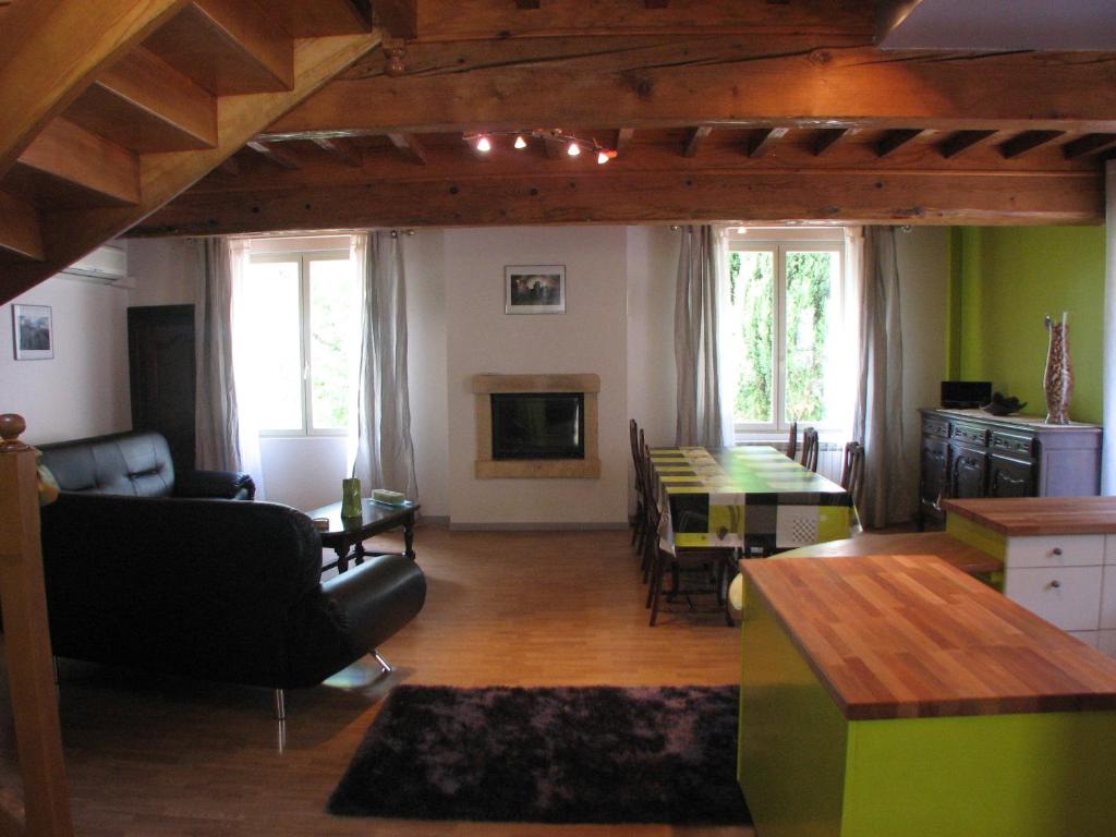 - un salon avec une table et une salle à manger dans l'établissement Domaine Saint-Joly, à Lasbordes