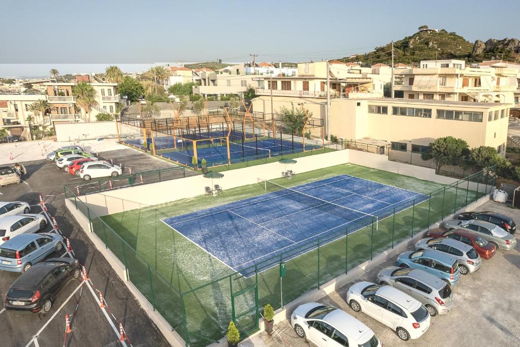 Tenis a/nebo squash v ubytování Porto Platanias Beach Resort & Spa nebo okolí