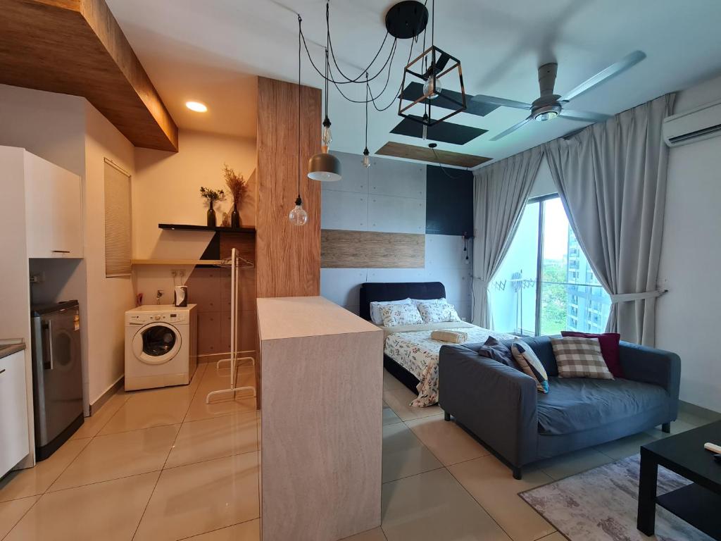 ein Wohnzimmer mit einem Sofa und einem Bett in der Unterkunft Sandy Suite by SM Hub in Cyberjaya