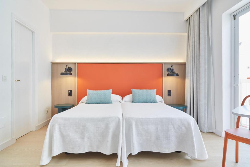 A bed or beds in a room at Excelsior Estudios & Apartamentos