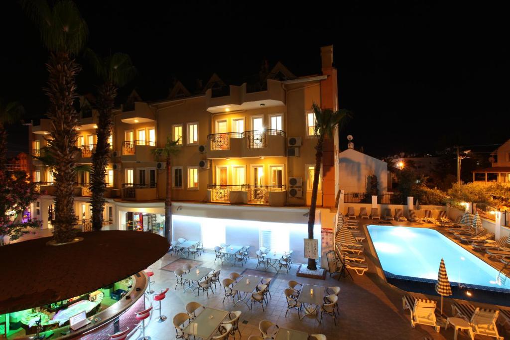 Bazén v ubytování Fidan Apart Hotel nebo v jeho okolí