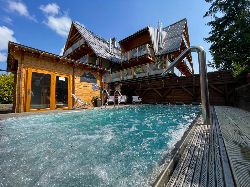Bazén v ubytovaní VisitZakopane - Coral Spa Apartment alebo v jeho blízkosti