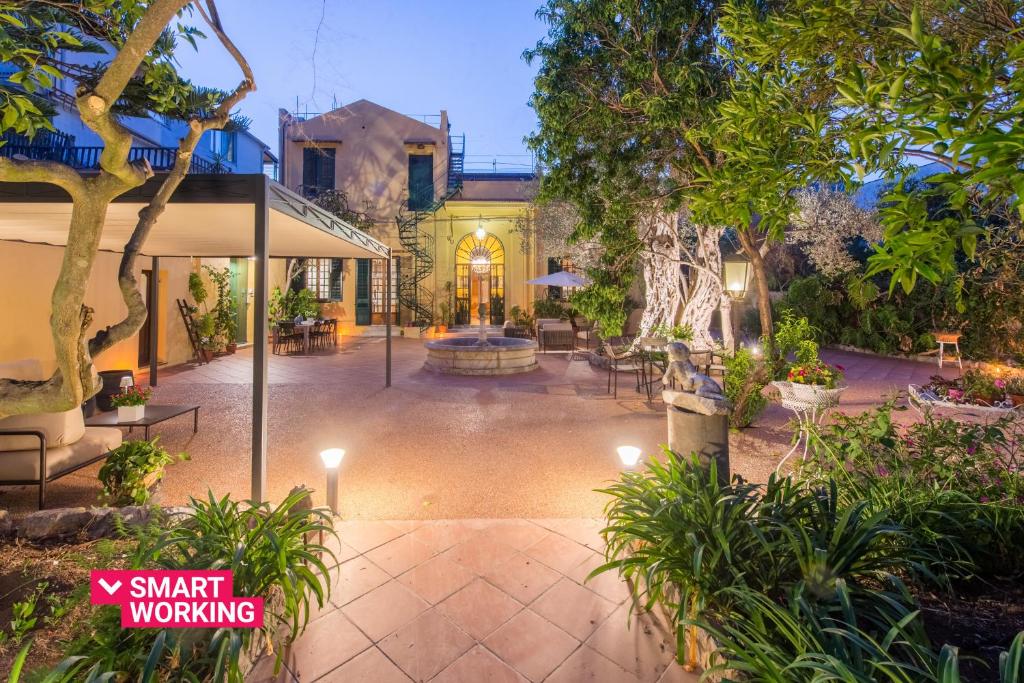 dziedziniec z fontanną w środku domu w obiekcie Villa Ammirata Mondello by Wonderful Italy w mieście Mondello