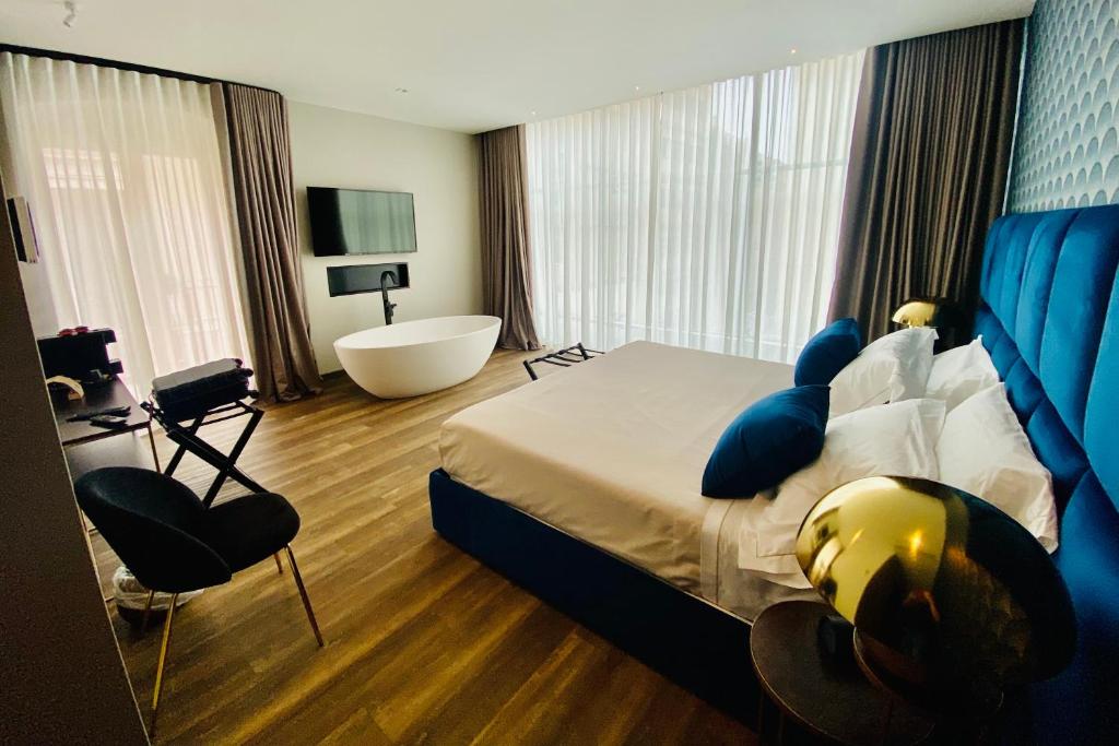 um quarto com uma cama grande e uma banheira em Palazzo Gatto Bianco em Bari