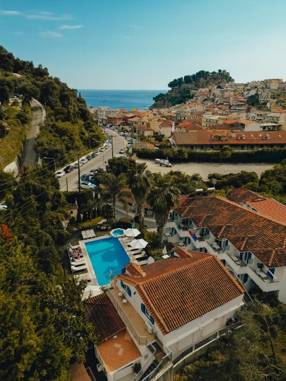 Bazén v ubytovaní Lemon Tree Hotel alebo v jeho blízkosti