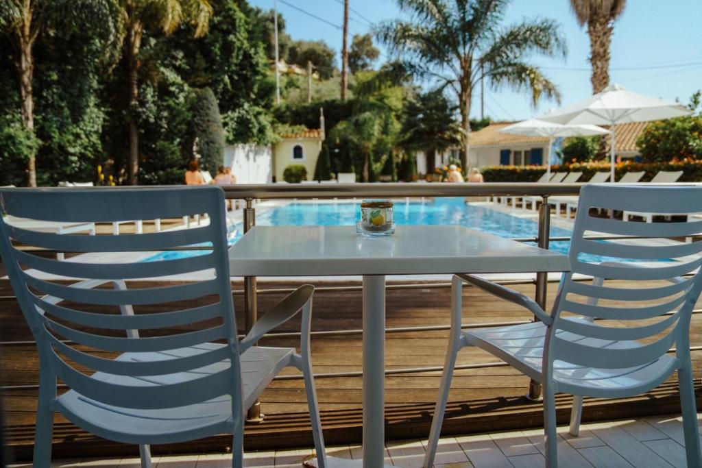 Bazén v ubytovaní Lemon Tree Hotel alebo v jeho blízkosti