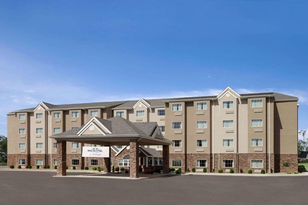 ein Hotel mit einem großen Gebäude in der Unterkunft Microtel Inn & Suites by Wyndham St Clairsville - Wheeling in Saint Clairsville