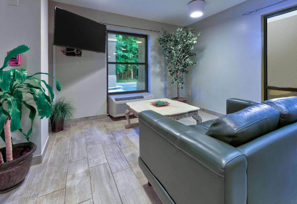 Super 8 by Wyndham Diberville Biloxi Area, Biloxi (updated prices 