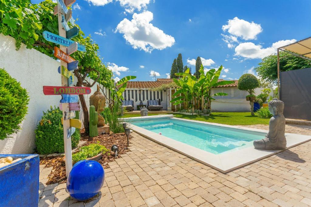 ein Haus mit einem Pool und einem Straßenschild in der Unterkunft Lodge Berik - Loft pour 2 avec piscine in Comps