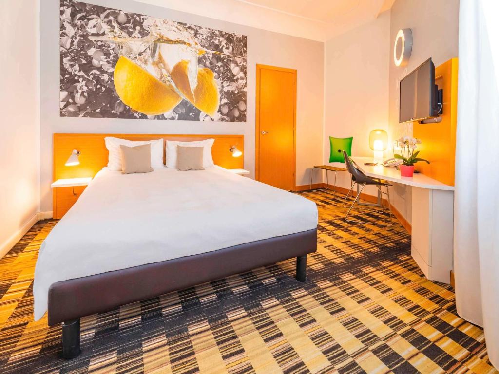 Postel nebo postele na pokoji v ubytování Ibis Styles Napoli Garibaldi