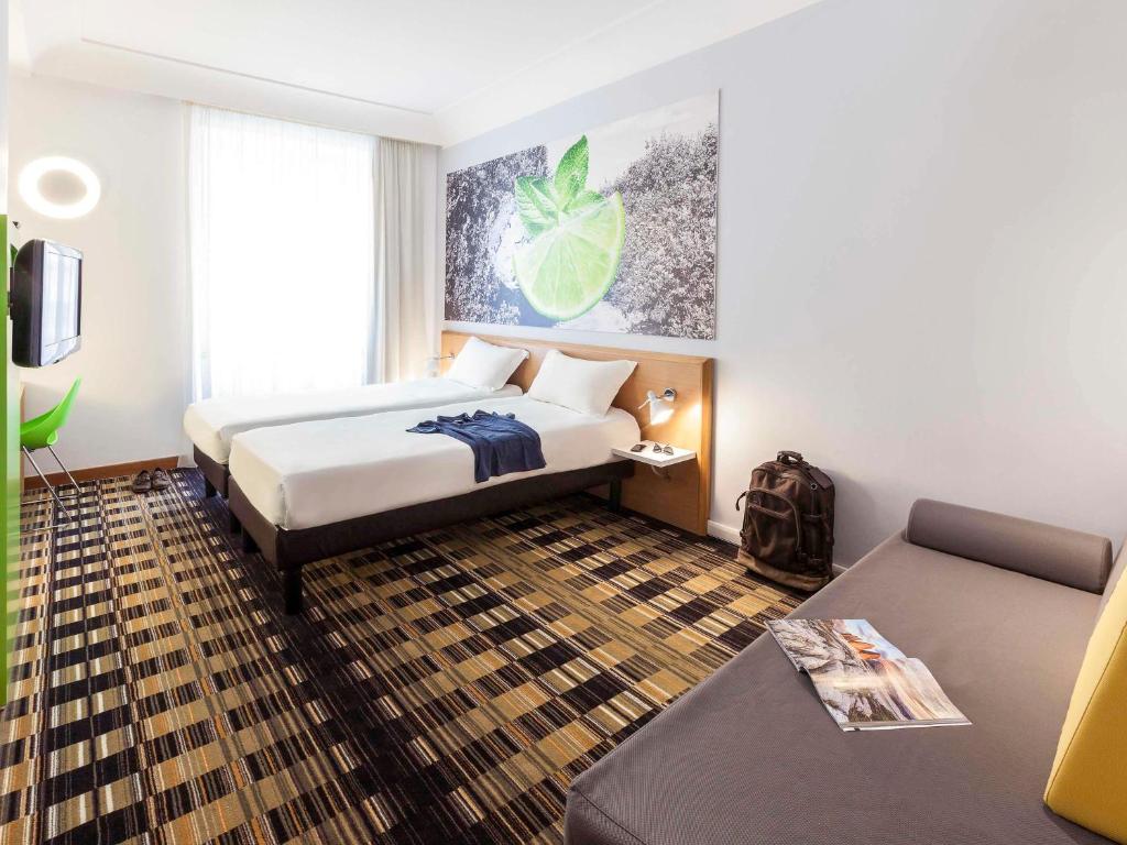 Postel nebo postele na pokoji v ubytování Ibis Styles Napoli Garibaldi