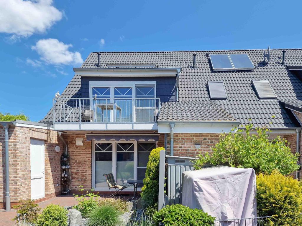 a house with solar panels on the roof at Möwenkieker in Greetsiel