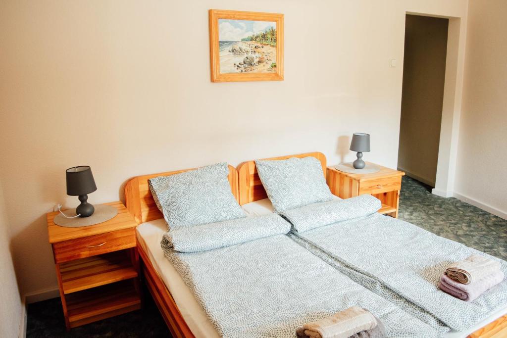 1 dormitorio con 1 cama y 2 mesitas de noche con lámparas en Beach Bus Hotel en Roja