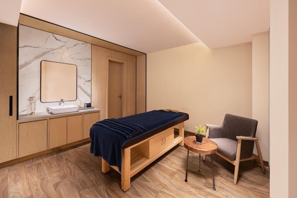 Postel nebo postele na pokoji v ubytování Courtyard by Marriott Shillong