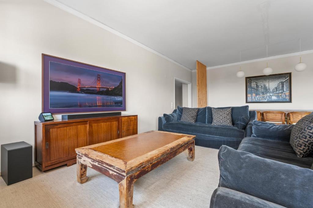 ein Wohnzimmer mit einem Sofa und einem Tisch in der Unterkunft Cascais by the Sea in Estoril